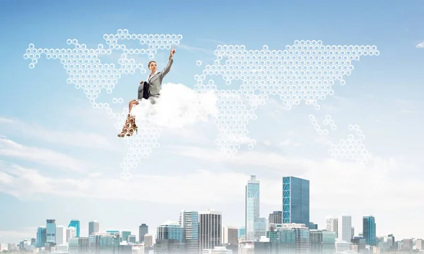 ビジネスマンは都市の上に雲の上に座って 空気中のアイコンを指す — ストック写真