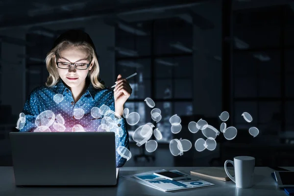 Menina Bonita Surpreso Olhando Tela Brilhante Laptop Ícones Bate Papo — Fotografia de Stock