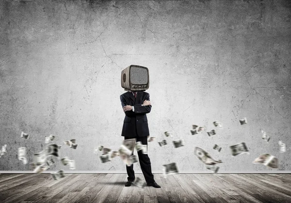 Geschäftsmann mit altem Fernseher statt Kopf. — Stockfoto