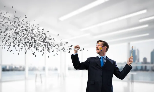 Imagen Conceptual Hombre Negocios Alegre Joven Traje Negro Haciendo Gestos —  Fotos de Stock