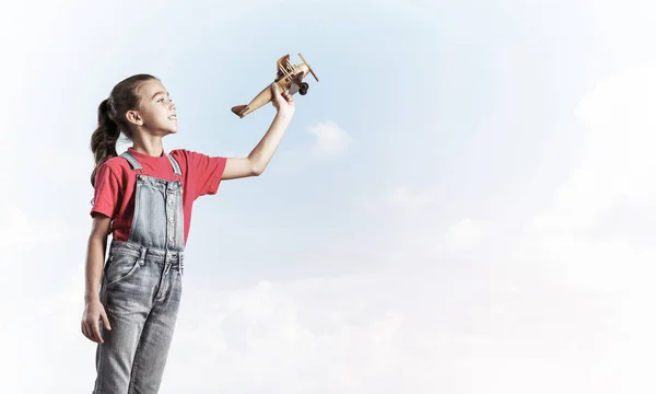 Słodkie Dziecko Dziewczyna Ogólny Retro Samolot Model Dłoni — Zdjęcie stockowe