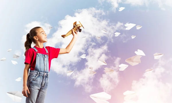 Kleines Süßes Mädchen Vor Himmelshintergrund Spielt Mit Retro Flugzeug — Stockfoto
