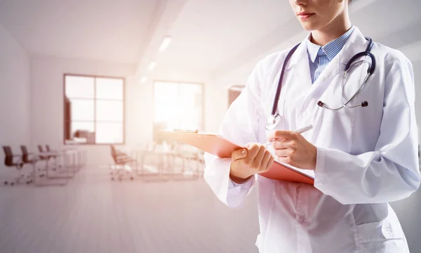 Portrait Jeune Femme Médecin Prenant Des Notes Dans Cahier Tout — Photo