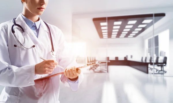 Imagen Recortada Alegre Doctora Uniforme Médico Blanco Haciendo Notas Cuaderno — Foto de Stock