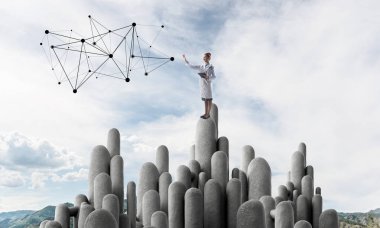 Eller satnding taş sütun alanındaki klasörle genç kadın doktor. 3D render