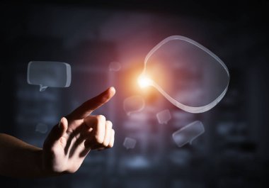 Gri arkaplandaki boş sohbet simgesi ile iletişim kavramı. Karışık ortam