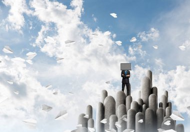 kafa yerine tv ile işadamı.