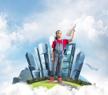 Yüzen adada kağıt uçak atan tatlı bir kız.