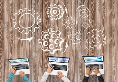 Ellerinde cihazlar bulunan üç kişilik bir grup iletişim ve ağ oluşturma sembolü olarak birlikte çalışıyor.