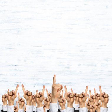 Bir grup iş adamı ahşap arka planda jestler gösteriyor.