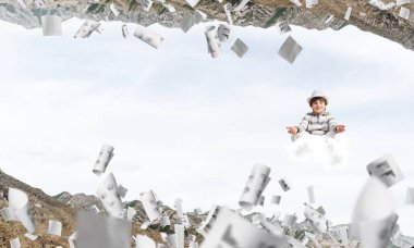Genç küçük çocuk gözleri koruma kapalı ve seyir bulut kağıtları uçan arasında ve doğa dünyalar arasında üzerinde meditasyon sırasında konsantre.