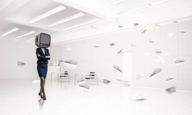 İş kadını baş yerine eski bir Tv ile.