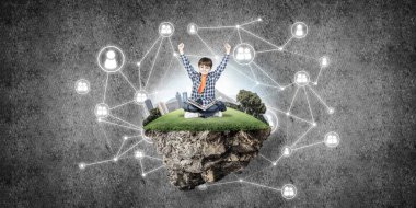 Bağlantı konsepti yüzen ada ve üzerinde kitap oturan mutlu çocuk