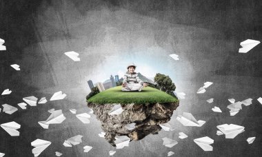 Genç küçük çocuk gözleri koruma kapalı ve seyir Adası arasında kağıt uçaklar ile gri karanlık duvar arka plan üzerinde uçan uçan üzerinde meditasyon sırasında konsantre. 3D render.