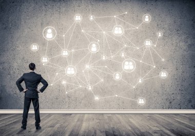 Arkadan görünüşü çizilmiş sosyal bağlantı kavramı ile duvara bakarak işadamı