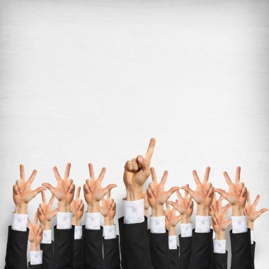 Bir grup iş adamı ahşap arka planda jestler gösteriyor.