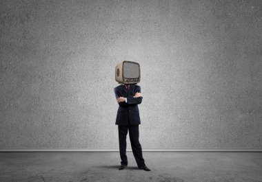 İşadamı kafa yerine eski bir Tv ile.