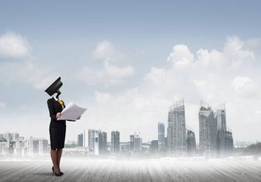 Kamera başlıklı kadınla güvenlik ve gizlilik koruması kavramı