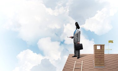 Kamera başlıklı adamla ev güvenliği ve mahremiyet koruması kavramı