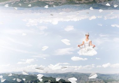 Genç kadın gözleri koruma kapalı ve seyir bulut uçan kağıt uçaklar arasında ve doğa dünyalar arasında üzerinde meditasyon sırasında konsantre.