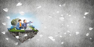 ECO konsepti yüzen ada ve üzerinde kitap oturan çocuklar.