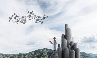 Eller satnding taş sütun alanındaki klasörle genç kadın doktor. 3D render