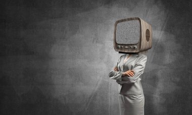 İş kadını baş yerine eski Tv ile.