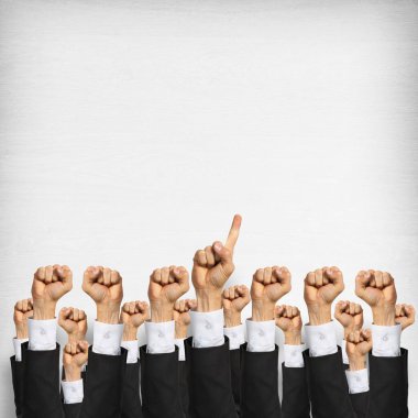 Bir grup iş adamı ahşap arka planda jestler gösteriyor.