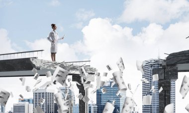 Arka planda Cityscape görünümü ile kırık köprünün kenarında uçan kağıtlar arasında ayakta iken tablet kullanan profesyonel kadın doktor. Medikal Sanayi konsepti