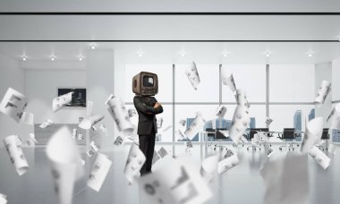 Kafasına silah tutmak yerine eski bir Tv ile takım elbiseli işadamı duran kağıtları ofis binası içinde uçan arasında geçti. 3D render.