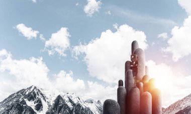 İş kadını baş yerine eski bir Tv ile.