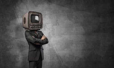 Arka plan üzerinde duran gri karanlık Duvar ile boş oda içinde iş başına silah tutmak yerine eski Tv ile takım elbiseli adamı geçti.