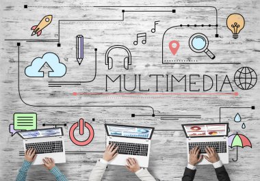 Masada oturan ve alet kullanan iş adamlarının en iyi görüntüsü.