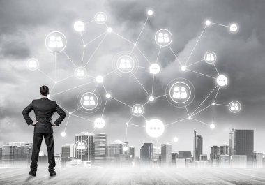 Modern şehir manzarası ve bağlantı konseptine bakan işadamlarının arka planı