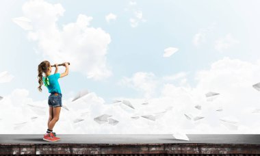 Evin çatısında dikilip dürbüne bakan tatlı kız.