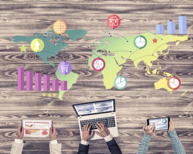 Masada oturan ve alet kullanan iş adamlarının en iyi görüntüsü.