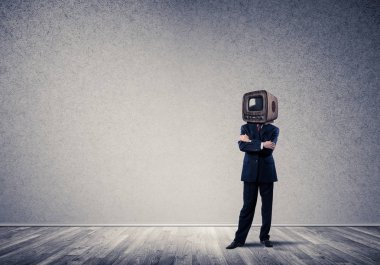 İşadamı kafa yerine eski bir Tv ile.