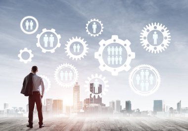 Modern şehir manzarası ve vites bağlantısı fikrine bakan işadamlarının arka planı