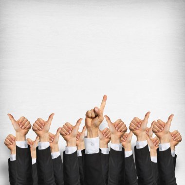 Bir grup iş adamı ahşap arka planda jestler gösteriyor.