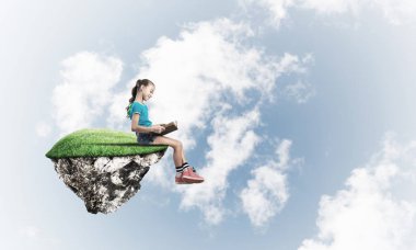 Gökyüzünde yüzen bir adada oturan tatlı, gülümseyen bir kız.