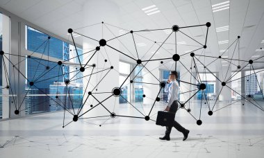 Modern ofis içi ve sosyal bağlantı kavramındaki zarif iş adamı. Karışık ortam