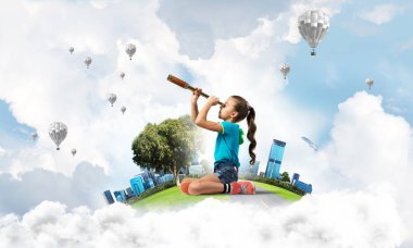 Şehrin yüzen adasında dürbünle bakan tatlı bir kız.