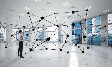 Modern ofis içi ve sosyal bağlantı kavramındaki zarif iş adamı. Karışık ortam