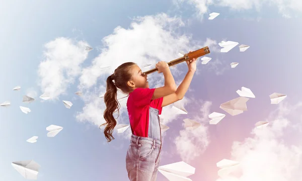 Kleines Süßes Mädchen Overalls Vor Himmelblauem Hintergrund Träumt Von Der — Stockfoto
