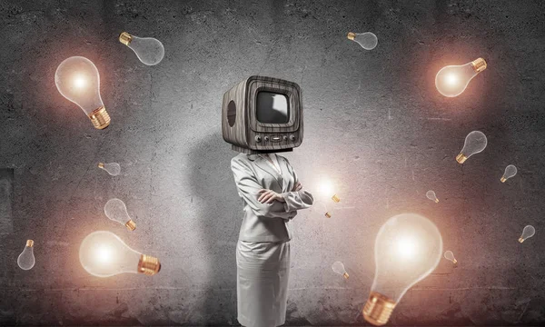 머리 대신 오래 된 tv 비즈니스 우먼. — 스톡 사진