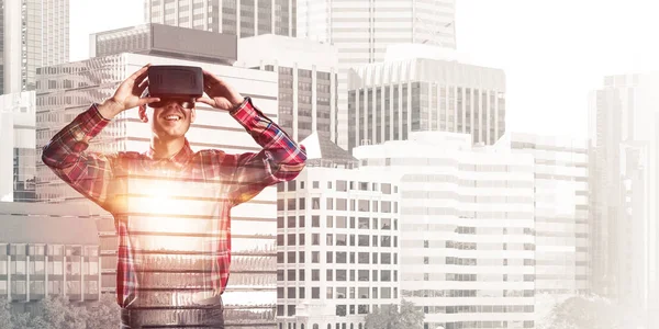 Hombre Joven Con Auriculares Realidad Virtual Gafas Sobre Fondo Paisaje —  Fotos de Stock