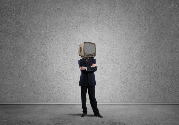 Podnikatel se starou televizi místo hlavy. — Stock fotografie