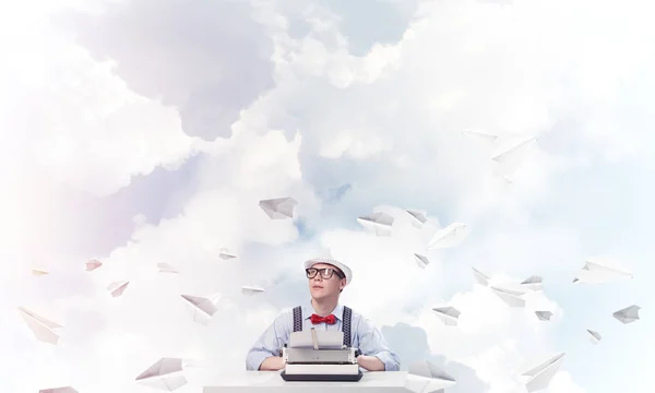 Genç Yazar Şapka Gözlük Kağıt Uçaklar Ile Bulutlu Gökyüzü Arka — Stok fotoğraf