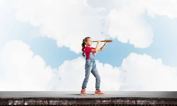 Słodkie Dziecko Dziewczyna Stojąc Dachu Domu Patrząc Spyglass — Zdjęcie stockowe