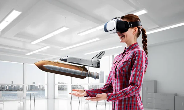 Junge Kaukasische Frau Modernem Bürointerieur Die Virtual Reality Helm Und — Stockfoto